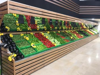 Выкладка товара в продуктовом магазине Выкладка товара в продуктовом магазине